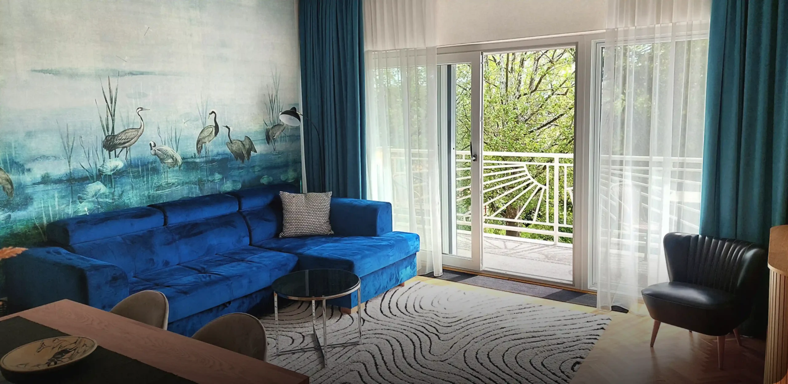 Balatoni nyaraló türkiz posztertapéta khroma héliumkék kanapé ikonikdesign lakberendező